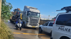 اللد:لم يكتفو بقيام صاحب البيت بهدم بيته، جرافات الهدم تحضر إلى المكان لتعبث بأجزاءه المتبقية